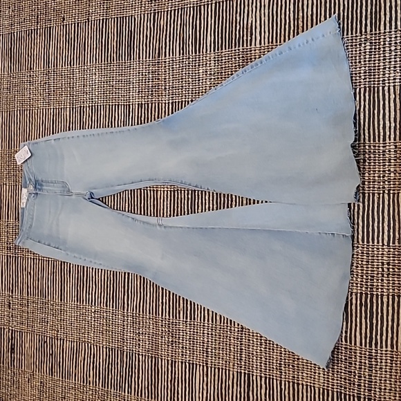 NWT FREE PEOPLE 'JUST FLOAT ON' FLARE JEANS - Picture 5 of 15
